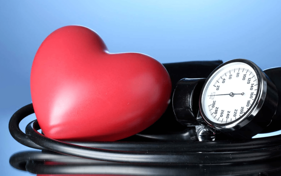 La presión arterial alta afecta el corazón. 