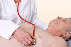 doctor examinando a un paciente con hipertensión